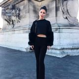 Wow! Im bauchfreien All-Over-Black-Look macht sich Fashionista Lena Meyer-Landrut auf den Weg zur Show von Giambattista Valli in Paris.