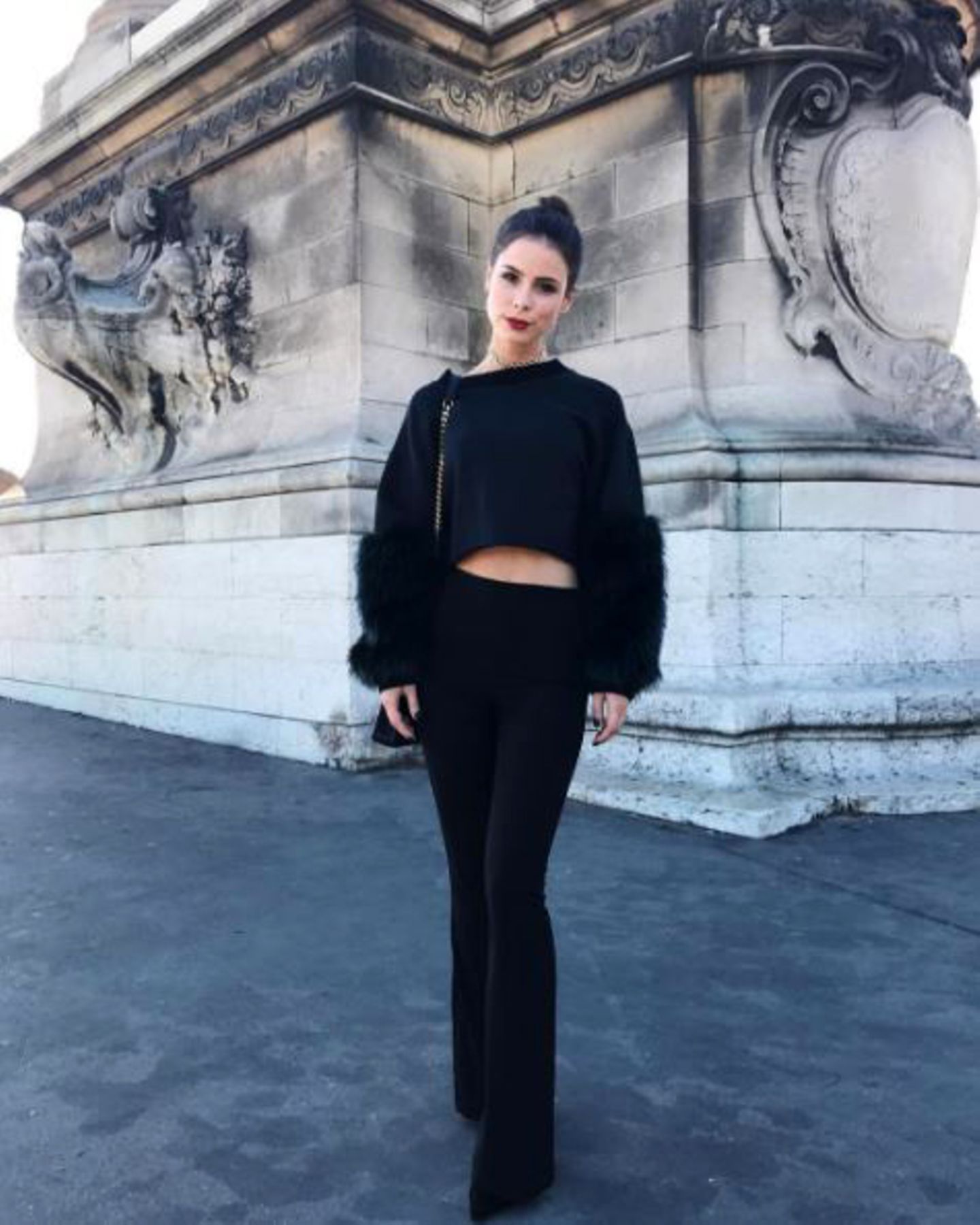 Wow! Im bauchfreien All-Over-Black-Look macht sich Fashionista Lena Meyer-Landrut auf den Weg zur Show von Giambattista Valli in Paris.