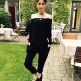 Lenas #OOTD, also ihr Outfit des Tages stammt von Malaikaraiss. Den nur optisch schulterfreien Jumpsuit kombiniert sie sportlich mit schwarzen Sneakers.