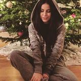 Ganz gemütlich und kuschelig begeht Lena Meyer-Landrut das Weihnachtsfest im bequemen Onesie.