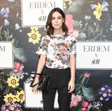 Bei der Fashion von Erdem x H&M in Los Angeles blüht Lena Meyer-Landrut im lässigen Blumen-Look so richtig auf. Die florale Kollektion des Star-Designers wird ab dem 2. November in ausgewählten H&M-Geschäften und online zu haben sein.