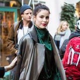 Bei der Eröffnung des L'Oréal Pop-up-Stores in Berlin zog Lena Meyer-Landrut in diesem stylischen Outfit alle Blicke auf sich. Die schöne Sängerin erinnert an einen Streetstyle-Star während der Pariser Modewoche. 