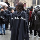 Nicht zu übersehen ist nämlich die Label-Aufschrift auf Lenas Regenmantel. Der stammt vom Pariser Konkurrenz-Label Balenciaga. Ob diese kleine Provokation wohl Absicht oder nur ein unbedachter Fauxpas war? 