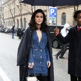 Lena Meyer-Landrut besucht die Balmain-Show während der Pariser Fashion Week in stylischen blauen Dress des Modelabels, so wie bei Star-Gästen üblich. Da Paris aber derzeit sehr verregnet ist, schützt sie das Luxus-Teil mit einem Regenmantel, und der ist nicht von Balmain.