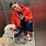 Für den Spaziergang mit Hund Kiwi kombiniert Lena farblich passende Sneaker zu ihrer knalligen Daunenjacke. Ein fröhliches Spiegel-Selfie darf bei diesem Gute-Laune-Look natürlich auch nicht fehlen. Fun Fact: Lenas Hund hat mehr als 22 Tausend Follower auf Instagram. 