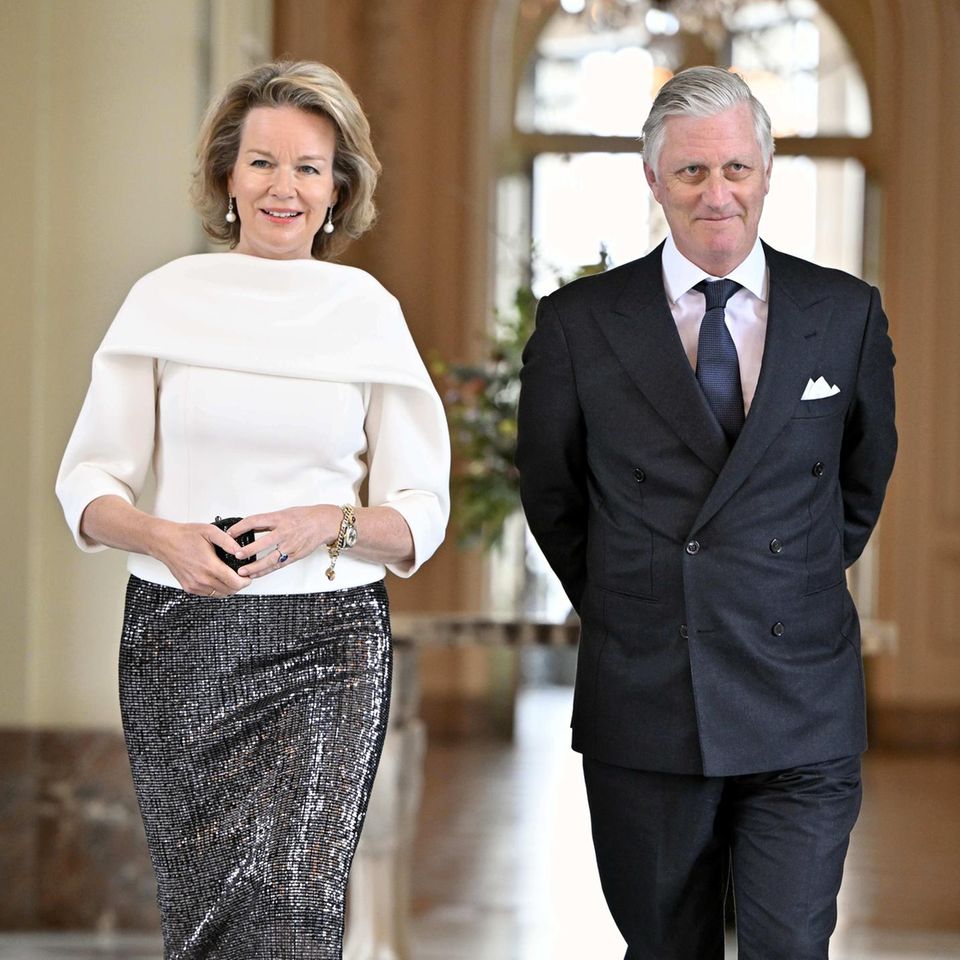 Neues Jahr, neue Königin Mathilde könnte man bei dieser Outfitwahl meinen. Zwar ist die weiße Bluse von Natan Couture im Stil von Mathildes modischer Komfortzone, der Glitzerlook ist für sie jedoch ein ungewohnt lautes Fashion-Statement. Ob sie sich da bei der Frau des Cousins ihres Mannes inspirieren lassen hat? 