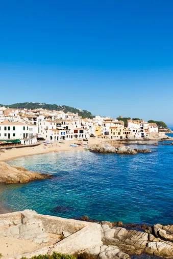 Witte huizen aan het strand van de Costa Brava