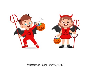 niño y niña celebran halloween con disfraz de diablo