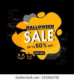 Afiche de venta de Halloween o diseño de plantilla con 50% de descuento y jack-o-linternas en fondo abstracto.