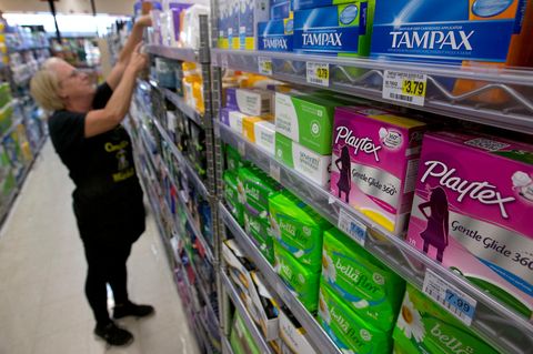 Drogerieverkäuferin füllt in den USA ein Regal mit Tampons aus