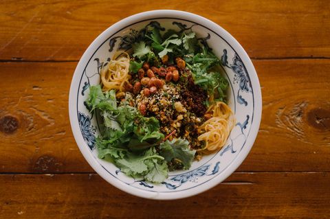 Das Geheimnis an dieser Nudel-Bowl liegt an ihrer Aromatik und den besonderen Zutaten, die in das Rezept fließen: Dan-Dan-Nudeln mit Blumenkohl