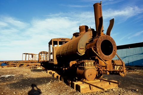 Verrostete Lokomotive im Hafen von Santa Rosalia, Baja California Sur, Mexiko