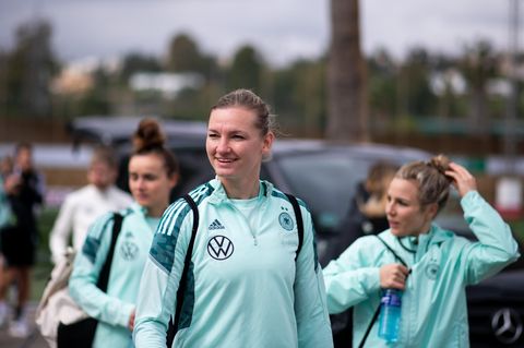 Alexandra Popp in Marbella auf dem Weg zum Trainingsplatz