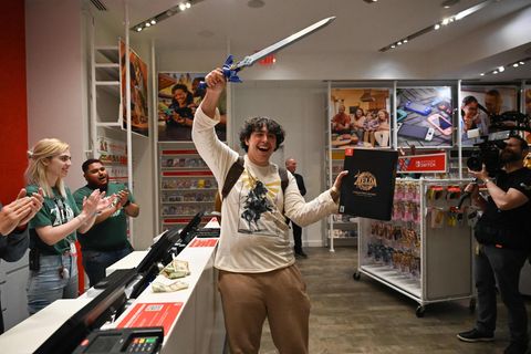 Freut sich sichtlich über seinen Kauf: Ein Zelda-Fan in einem Shop in New York City