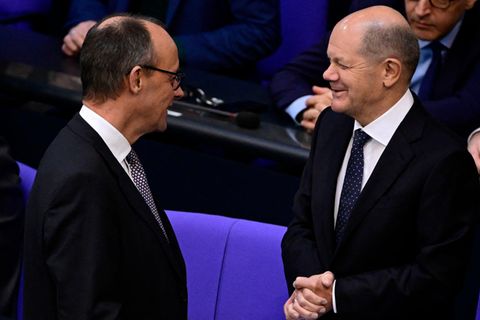 CDU-Chef Friedrich Merz (links) und Olaf Scholz im Gespräch im Bundestag.