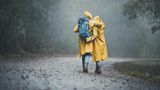 Zwei Menschen gehen im Regen spazieren