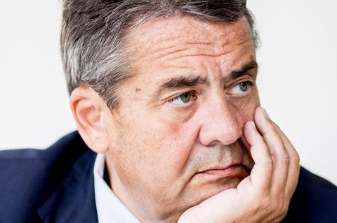 Sigmar Gabriel im Porträt, das Kinn in die Hand gestützt