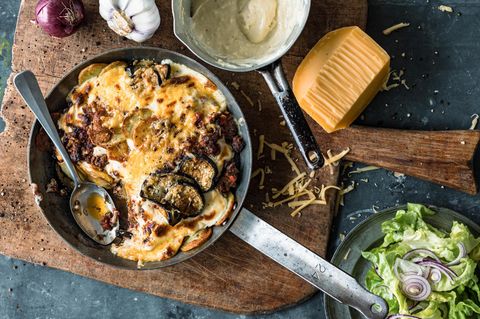 Moussaka, ein griechischer Auflauf, in der Pfanne