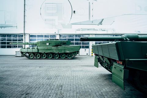 Fertiger Leopard 2 für die Ukraine vor der Werkshalle, Rheinmetall Werk, Unterlüß