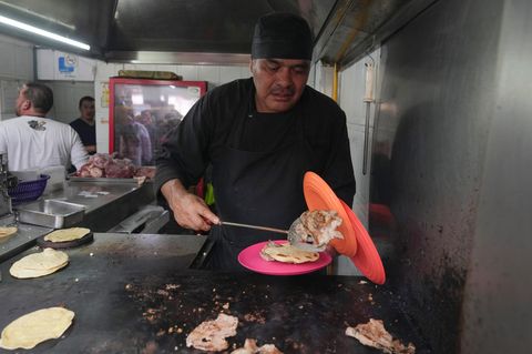 Der frischgebackene Michelin-Sternekoch Arturo Rivera Martínez bereitet eine Tacos-Bestellung zu.