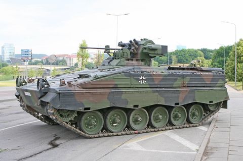 Schützenpanzer Marder von Rheinmetall auf einer Straße in Vilnius, Litauen