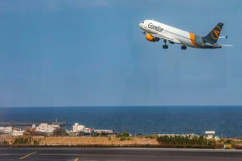 Eine Condor-Maschine startet am Flughafen Heraklion auf Kreta