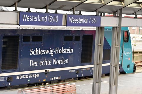 Ein Zug steht im Bahnhof Westerland auf Sylt