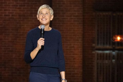 Ellen DeGeneres steht auf einer Bühne und hält ein Mikrophon in der Hand