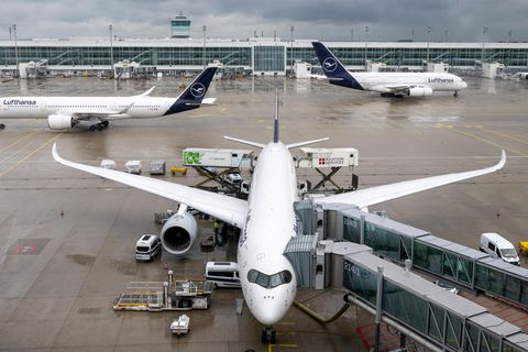 Flugzeuge stehen am Flughafen von München auf dem Vorfeld