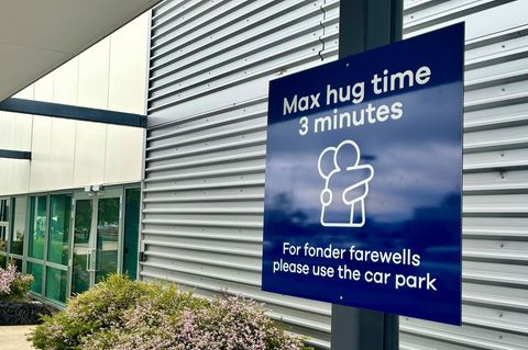 "Für innigere Abschiede nutzen Sie bitte den Parkplatz", fordert dieses Schild an einem Flughafen in Neuseeland