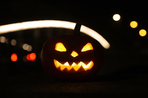 Halloween-Kürbis leuchtet im Dunkeln