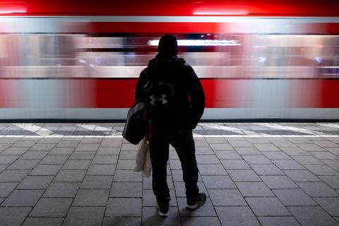 In Bayerns Hauptstadt München wartet ein Mann auf eine S-Bahn