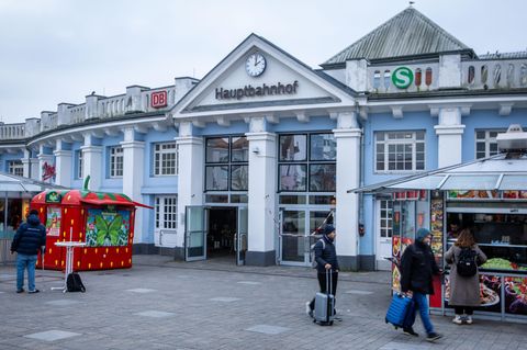 Passanten gehen am Bahnhof Rostock vorbei. Reisende am Bahnhof Rostock mussten wegen einer Bombendrohung Verzögerungen hinnehmen