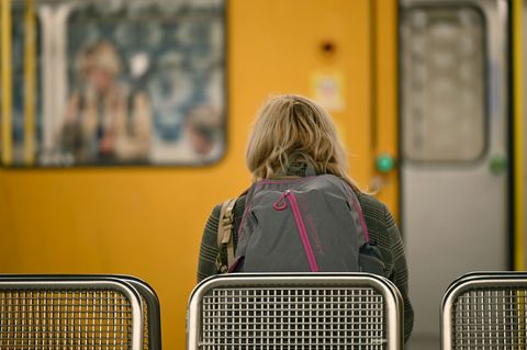 Die Berliner Grünen wollen die Sicherheit für weibliche Fahrgäste verbessern und schlagen spezielle Frauenabteile in der U-Bahn