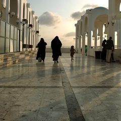 Familien spazieren in der Abendstimmung an einer Strandpromenade in Saudi-Arabien entlang