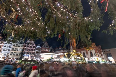 Der Frankfurter Weihnachtsmarkt zieht die Tassen im neuen Design zurück. (Symbolbild) Foto: Boris Roessler/dpa