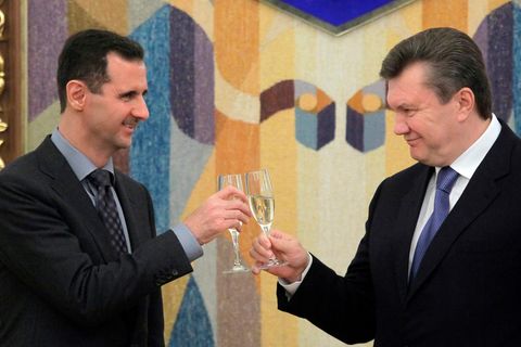 Baschar al-Assad und Wiktor Janukowytsch stoßen mit Sekt an