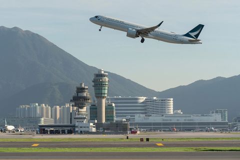 Ein Flugzeug hebt am internationalen Flughafen von Hongkong ab. Weltweit nutzen Reisende am liebsten Flieger im Urlaub