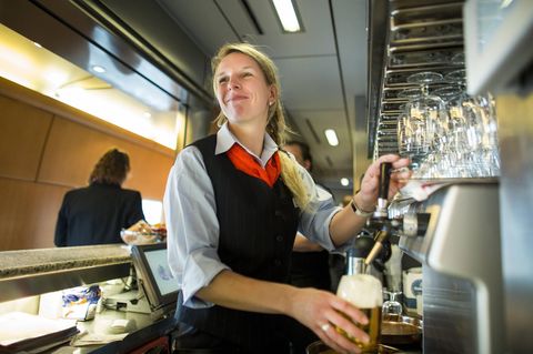 Deutsche Bahn: Eine Bistro-Mitarbeiterin zapft ein Bier im Bordbistro