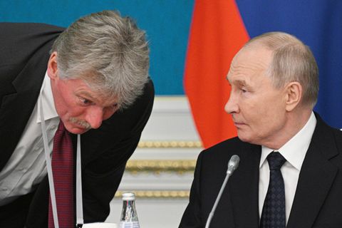 Kreml-Sprecher Dmitri Peskow und der russische Präsident Wladimir Putin