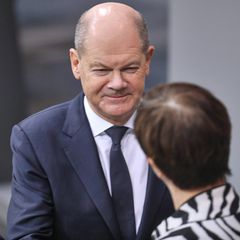 Olaf Scholz schaut Saskia Esken skeptisch an.