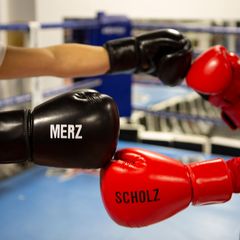 Boxhandschuhe mit den Namen Scholz und Merz