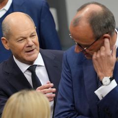 Bundeskanzler Olaf Scholz spricht im Bundestag mit Friedrich Merz