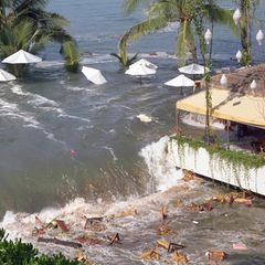 Der Tsunami reißt Möbel und Menschen mit sich