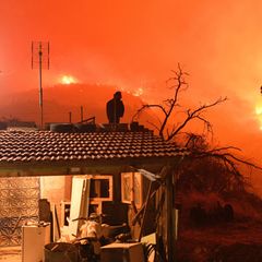 Nach den historischen Waldbränden im Jahr 2023 wüten auch in diesem Jahr wieder die Flammen in Griechenland. Nach dem wärmsten Winter verzeichnet das Land auch den heißesten Juni und Juli seit Beginn der Aufzeichnungen im Jahr 1960. Die Waldbrandgefahr ist daher extrem hoch. Im August hat es bei einem großen Waldbrand in der Nähe von Marathon, 40 Kilometer nordöstlich von Athen, einen Toten gegeben. Tausende Menschen mussten ihre Häuser verlassen. Griechenlands Ministerpräsident Kyriakos Mitsotakis schlug vor, die Länge der Waldbrandsaison, die derzeit von Mai bis Oktober dauert, zu "überdenken"