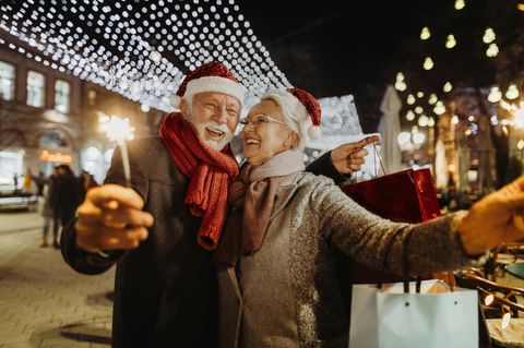 Glückliches älteres Paar an Weihnachten