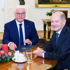 Nach der verlorenen Vertrauensfrage beraten Olaf Scholz und Frank-Walter Steinmeier auch über Neuwahlen