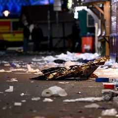 Nach der Tat: Verwüstung und ein leerer Weihnachtsmarkt in Magdeburg. Im Hintergrund ein Rettungswagen