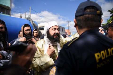 Ein Mann der Sekte Lev Tahor protestiert