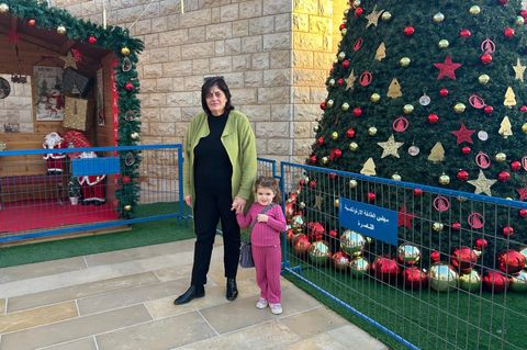 Lana Shukhla mit ihrer Enkelin auf dem Weg zur Probe des Kinderchors in Nazareth, Israel